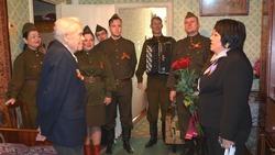 Старооскольские чиновники поздравили ветерана Великой Отечественной войны с Днём Победы