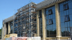 Строители приступили к облицовке природным камнем фасада ДК «Комсомолец» Старого Оскола