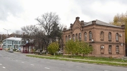 Строители убрали бетонный забор у Центральной районной больницы