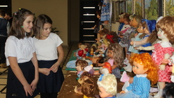 Выставка кукол советского периода открылась в Доме культуры старооскольского села Обуховка