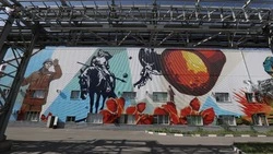 Огромный мурал «За стальным характером» появился на стенах шаропрокатного стана ОЭМК