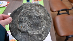 Старинные монеты и барельеф нашли при ремонте старооскольской музыкальной школы №3
