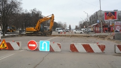 Строители приступили к замене водовода под улицей XXV Съезда КПСС