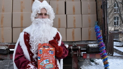 Дед Мороз помог доставить подарки в Старом Осколе