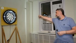 Староосколец открыл дартс-клуб благодаря соцконтракту