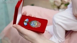 Вячеслав Гладков передал почётные знаки белгородским многодетным мамам 