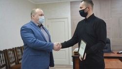 Власти Старого Оскола наградили спасшего собаку журналиста