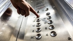 Власти установили 51 новый лифт в 15 МКД Старооскольского горокруга в 2020 году
