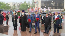 Андрей Чесноков принял участие в возложении цветов к мемориалам Победы 
