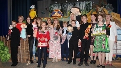 Ожили куклы в детских руках. Юные актёры показали спектакль «Коза-дереза»