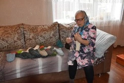 Надежда Шенцева вяжет тёплые шерстяные носки для бойцов