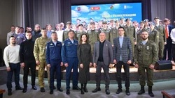 Старооскольские старшеклассники и студенты колледжей и техникумов встретились с военнослужащими