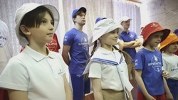Вячеслав Гладков ознакомился с формой для детей и вожатых лагеря «Бригантина «Белогорье»
