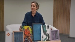 Оскольчанка создаёт интерьерные картины благодаря поддержке кадрового центра