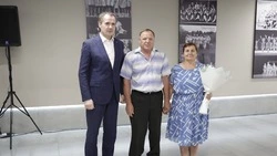 Вячеслав Гладков вручил ключи от новых квартир в Старом Осколе 11 семьям