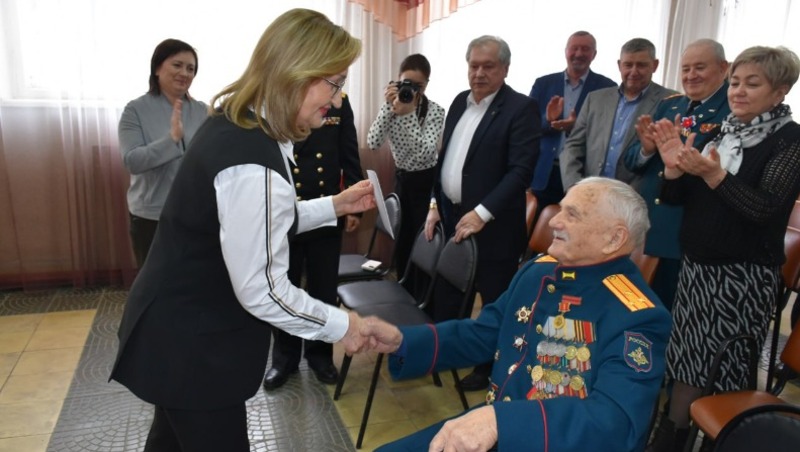 Старооскольцы поздравили фронтовика Льва Александровича Калинина со 100-летием