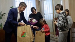 Андрей Чесноков поздравил с Днём матери многодетную оскольчанку