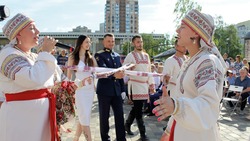 Старооскольцы отметили День семьи, любви и верности на площади у «Молодёжного» 8 июля