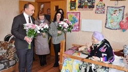 Владимир Жданов поздравил Нину Петровну Гончаренко со столетием