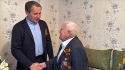 Вячеслав Гладков поздравил с наступающим Днём Победы ветерана Виктора Кузнецова