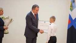 Староосколец Илья Шерстняков получил губернаторскую стипендию за успехи в обучении игре на гитаре