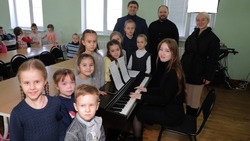 Металлоинвест подарил воскресной школе цифровое пианино
