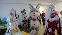 Дед Мороз спустился с крыши к маленьким пациентам детской больницы в Старом Осколе