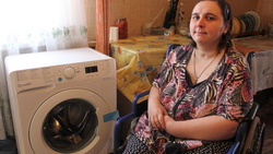 Депутат Белгородской областной Думы подарил оскольчанке стиральную машинку