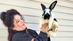 Многодетная мама Елена Гокова занялась кролиководством в Долгой Поляне