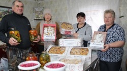 Жители старооскольского села Дмитриевка отправили военным посылки с выпечкой