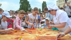 Горожане приготовили пиццу по‑оскольски на площади у ЦМИ