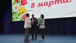 Жительницы Старого Оскола принимали поздравления с Международным женским днём 