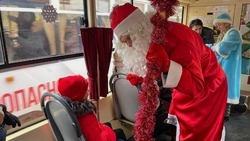 Новогодний «Трамвай желаний» прокатил маленьких старооскольцев вместе с Дедом Морозом