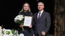 Старооскольские служители Мельпомены приняли поздравления с профессиональным праздником