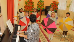 Депутат из Старого Оскола собрал для детей пианино своими руками