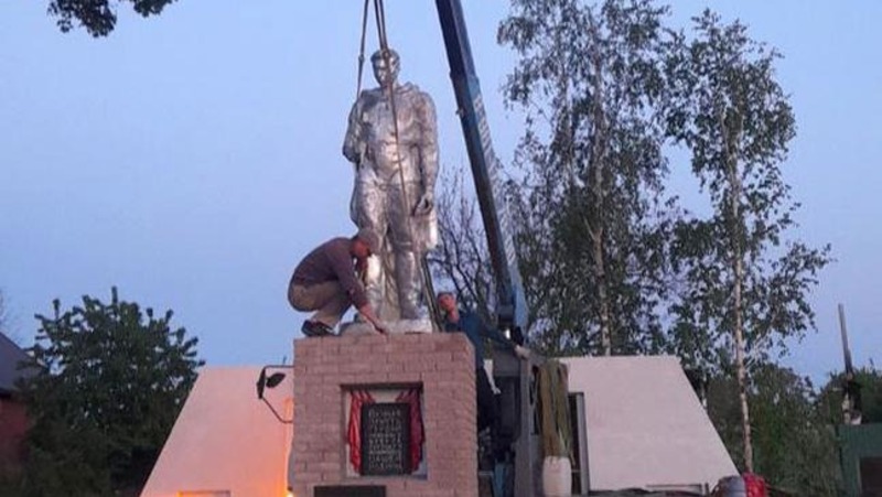 Памятник погибшим в Великую Отечественную войну солдатам восстановили в селе Глотово после обстрелов