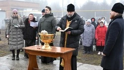 В селе Крутом освятили купол и крест на строящемся храме