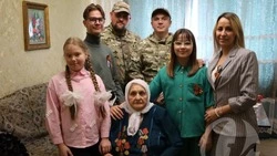 Командиры зенитной батареи бригады «БАРС-Белгород» поздравили ребёнка войны в Старом Осколе