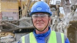Машинист экскаватора Сергей Шеванов рассказал о своей работе на Стойленском ГОКе