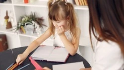 Детский психолог рассказала о правилах поведения с пережившими обстрелы детьми