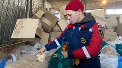 Старооскольские добровольцы-спасатели помогли Белгороду в сортировке и выдаче гумпомощи