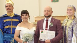 30 молодых пар получили путёвку в жизнь в День семьи, любви и верности в Старом Осколе