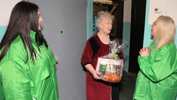 Волонтёры ОЭМК вручили подарки к Пасхе