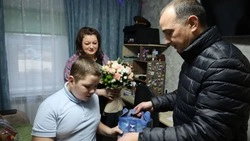 Владимир Жданов передал подарок от губернатора юному старооскольцу
