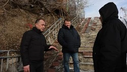 Лестницу возле Гуменского путепровода отремонтируют при наступлении благоприятных погодных условий