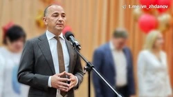 Владимир Жданов поздравил старооскольцев с Днём знаний и началом нового учебного года