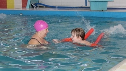 Дети с ограничениями по здоровью смогут бесплатно посещать бассейн в Старом Осколе