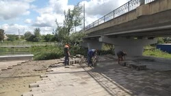 Строители устранят последствия ливня на набережной Старого Оскола