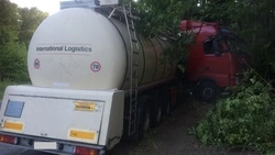 Грузовик с цистерной въехал в растущие на повороте деревья