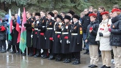 Торжественная церемония возложения цветов к мемориалу «Скорбящая мать» прошла в Старом Осколе